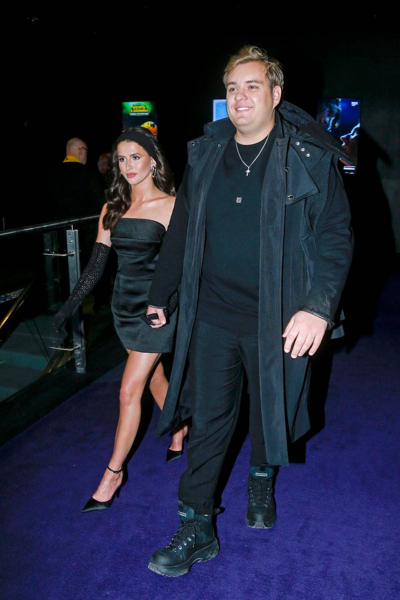 Roksana Węgiel z ukochanym na premierze filmu “Emma i czarny jaguar”. Wygląda jak Audrey Hepburn