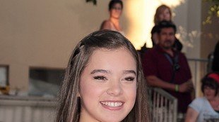 Nastoletnia fashionistka w czerwieni (FOTO)