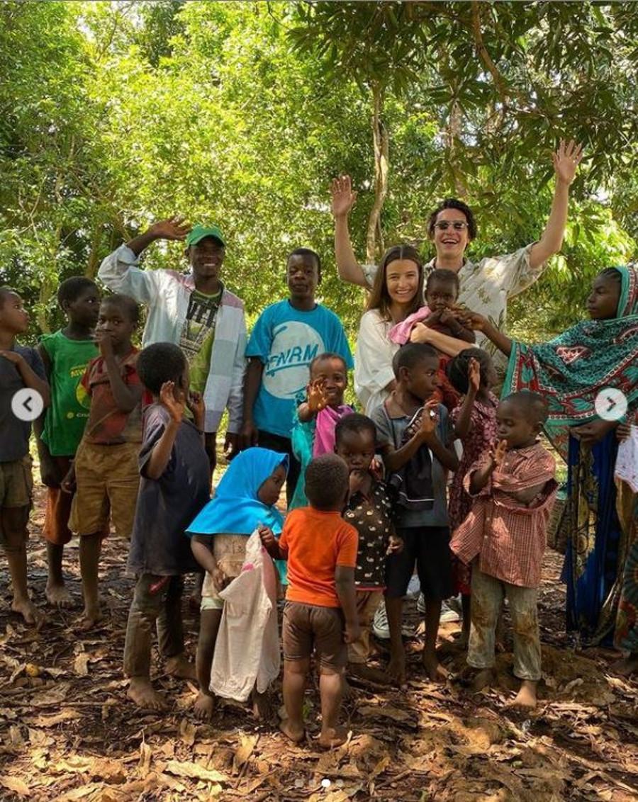 Julia Wieniawa pomaga dzieciom na Zanzibarze - co zrobiła? Julia Wieniawa pozuje z dziećmi na Zanzibarze.