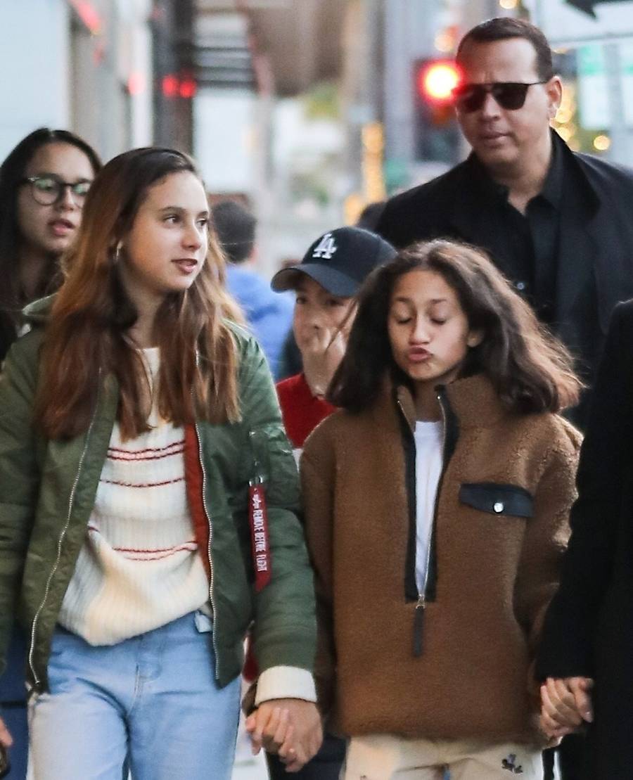 Jennifer Lopez na babskich zakupach z córką i córkami narzeczonego – zobaczcie, jak buszowały w luksusowym butiku