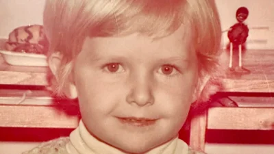 Nie uwierzycie, kim jest ta przeurocza dziewczynka ze zdjęcia. Wszyscy doskonale ją znacie
