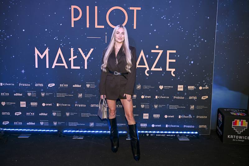Światowa premiera cybermusicalu “Pilot i Mały Książę”. Rafał Szatan całuje się na scenie z aktorką…
