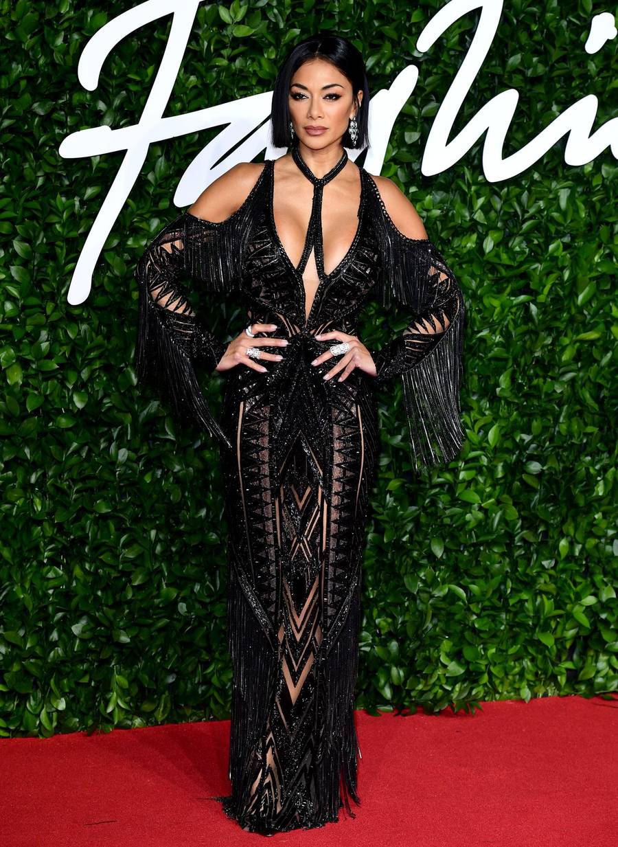 Seksowna Nicole Scherzinger, niecodzienny makijaż Rity Ory, Rihanna w mini – kreacje gwiazd na Fashion Awards (ZDJĘCIA)