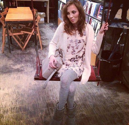 W co ubiera się Charlize Mystery