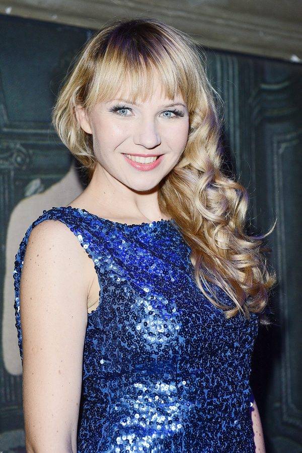 Fryzury z długich włosów Anny Guzik