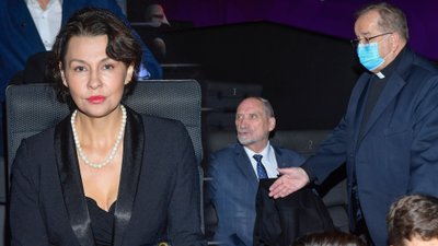 Gwiazdy TVP na premierze filmu “Nędzarz i madame”: Dawno niewidziana Dominika Chorosińska z mężem