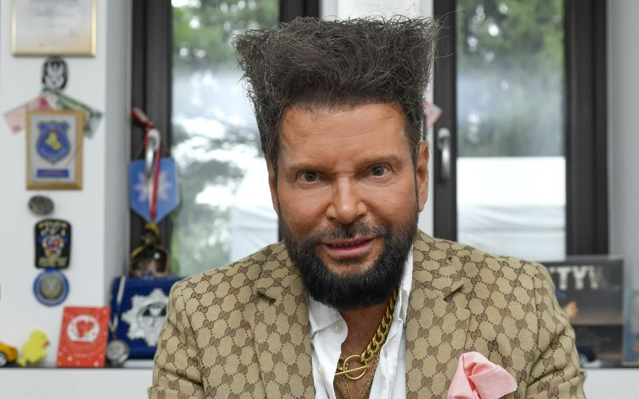 Tak zmieniał się Krzysztof Rutkowski. Bez charakterystycznej fryzury jest nie do poznania