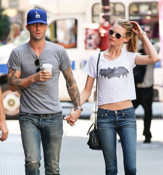 Zaręczeni Behati Prinsloo i Adam Levine spacerują po Nowym Jorku