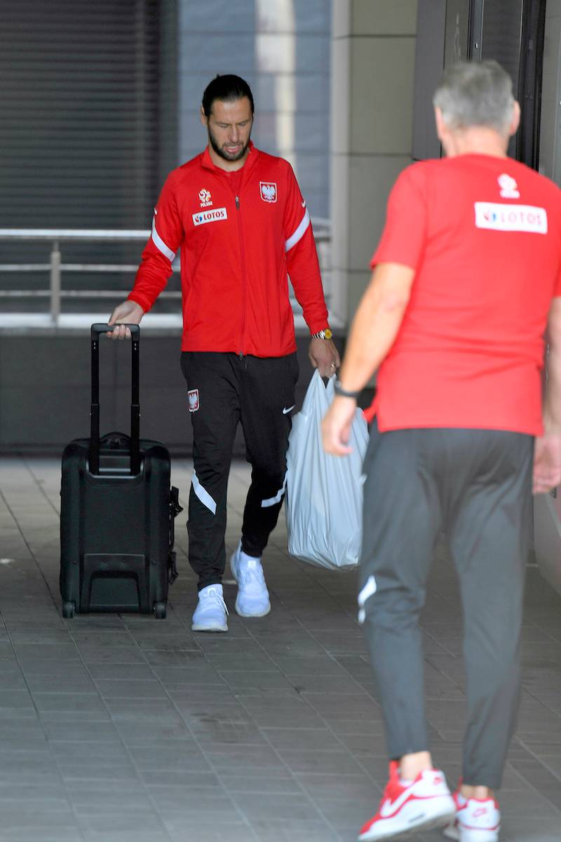 Piłkarze w drodze na mecz Polska – Albania – w niezbyt dobrych humorach  (ZDJĘCIA)