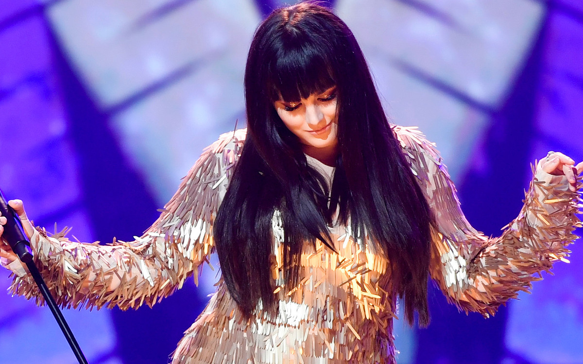 Ewa Farna w złotej mini na scenie 3 miesiące po urodzeniu syna (ZDJĘCIA)