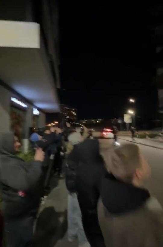 Tłumy pod blokiem Łatwoganga, fot. TikTok.com