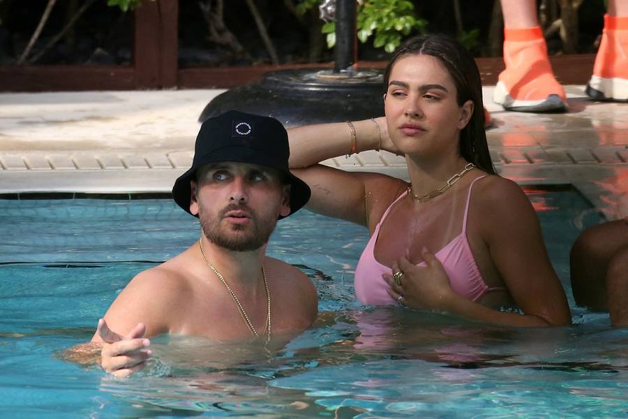 Scott Disick i Amelia Hamlin relaksują się w basenie.