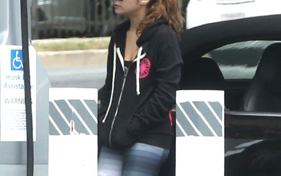 Vanessa Hudgens na stacji benzynowej