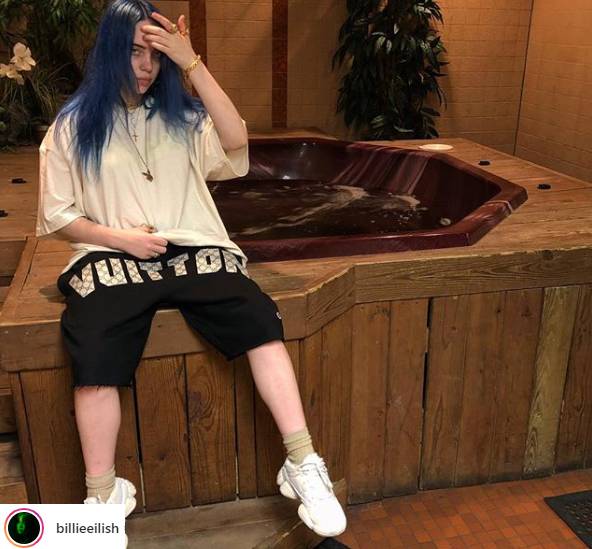 Dlaczego Billie Eilish nosi ZA DUŻE ubrania?
