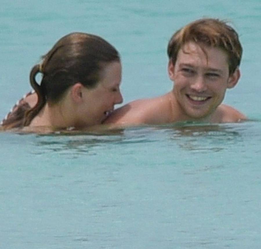 Taylor Swift w BIKINI na wakacjach z Joe Alwynem (ZDJĘCIA)