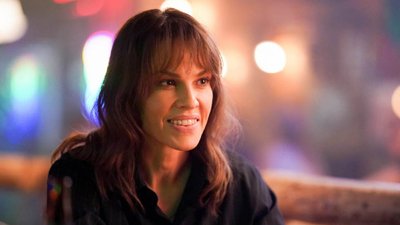 49-letnia Hilary Swank pokazuje swój rosnący brzuszek przy choince