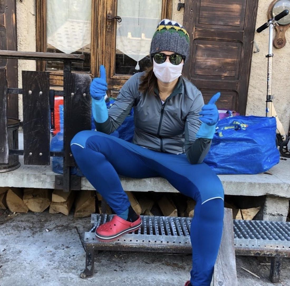 Polskie gwiazdy pozują w mediach w maseczkach na twarzy. 