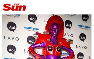 Kogo kryje ten wymyślny kostium? (FOTO)