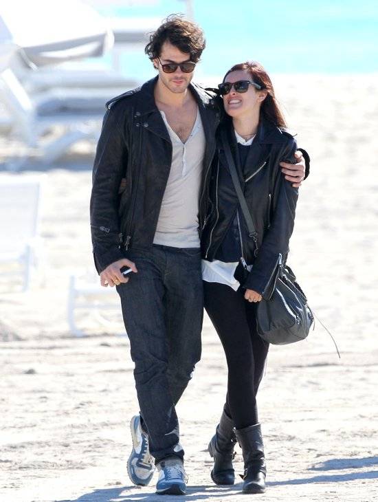 Rumer Willis na plaży z chłopakiem