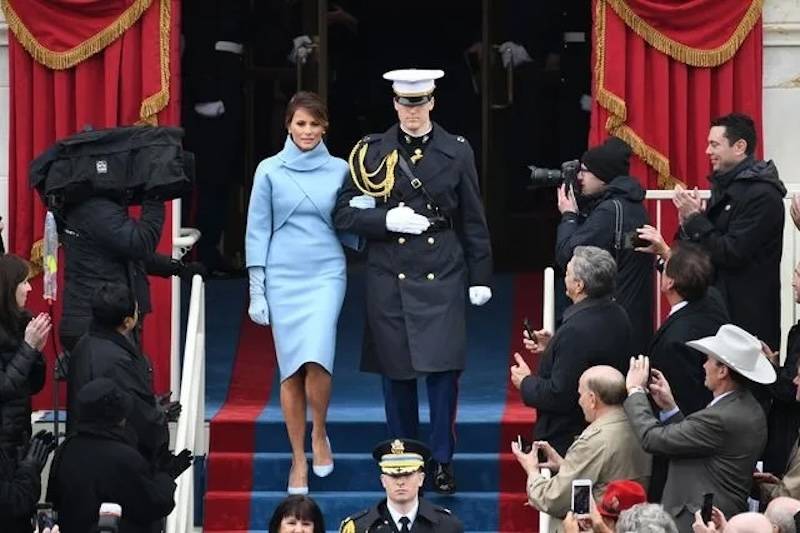 Marta Nawrocka w przepięknej kreacji  na zaprzysiężeniu męża. Zainspirowała się Melanią Trump i Jacqueline Kennedy