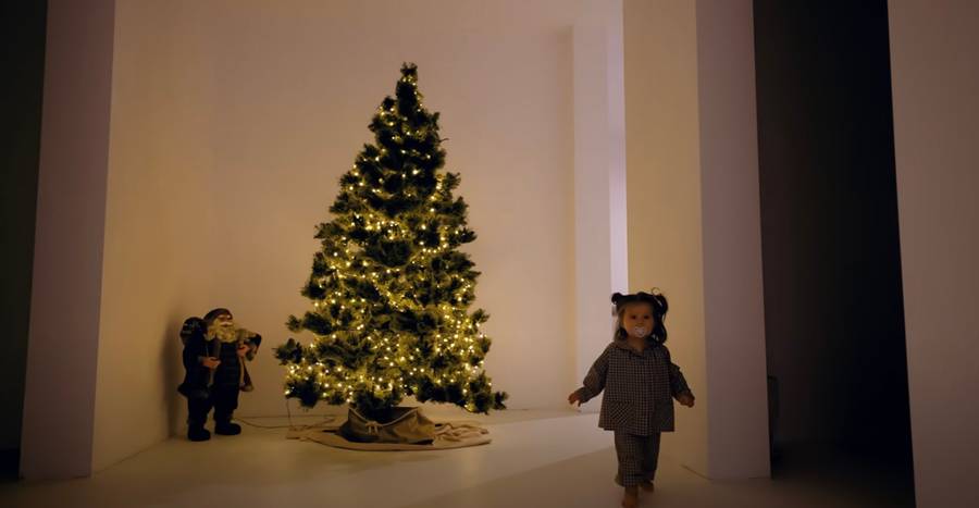 Dom rodziców Wersow. Beton, biel i ogromna przestrzeń (ZDJĘCIA)