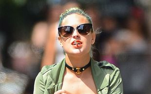 Tallulah Willis z papierosem na ulicy (FOTO)