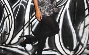 Paris Hilton świeci sutkami na salonach (FOTO)