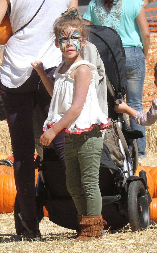 Jessica Alba z dziećmi kupuje dynie