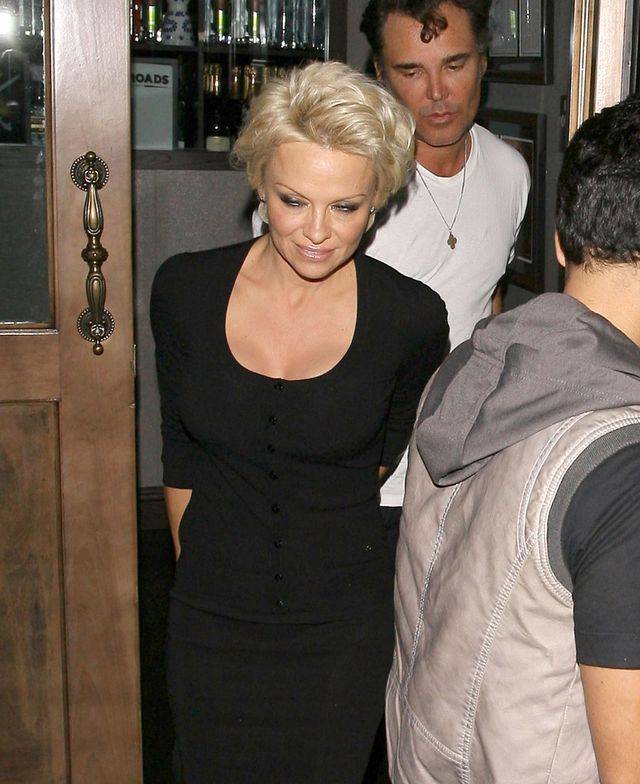 Pamela Anderson w małej czarnej na kolacji