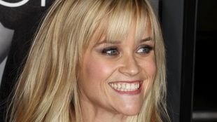 Reese Witherspoon w stroju kąpielowym relaksuje się na plaży