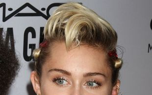 Miley Cyrus pokazała owłosioną pachę (FOTO)