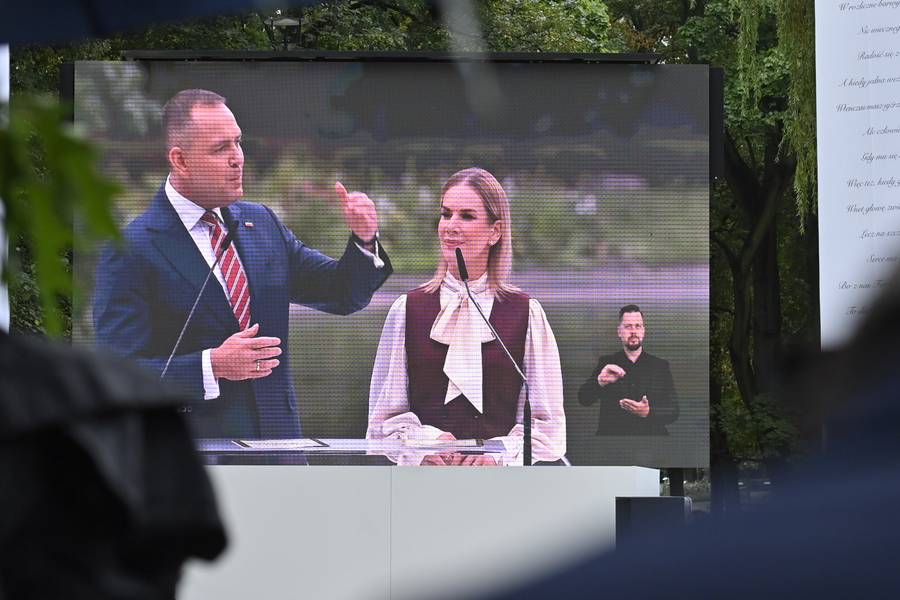 Para prezydencka na Narodowym Czytaniu poezji Jana Kochanowskiego! Pierwsza dama przyciągnęła spojrzenia elegancją