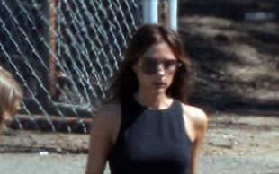 Victoria Beckham znowu ogląda synów na meczu (FOTO)