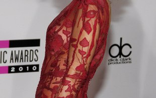 Romantyczna Rihanna w długiej koronkowej sukni (FOTO)