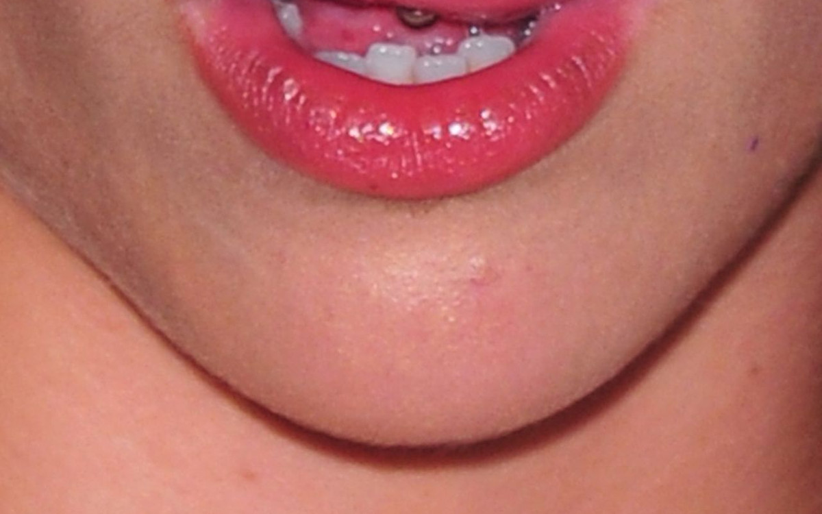 Wąsik nad ustami, kolczyk na języku i odsłonięty sutek Lourdes Leon