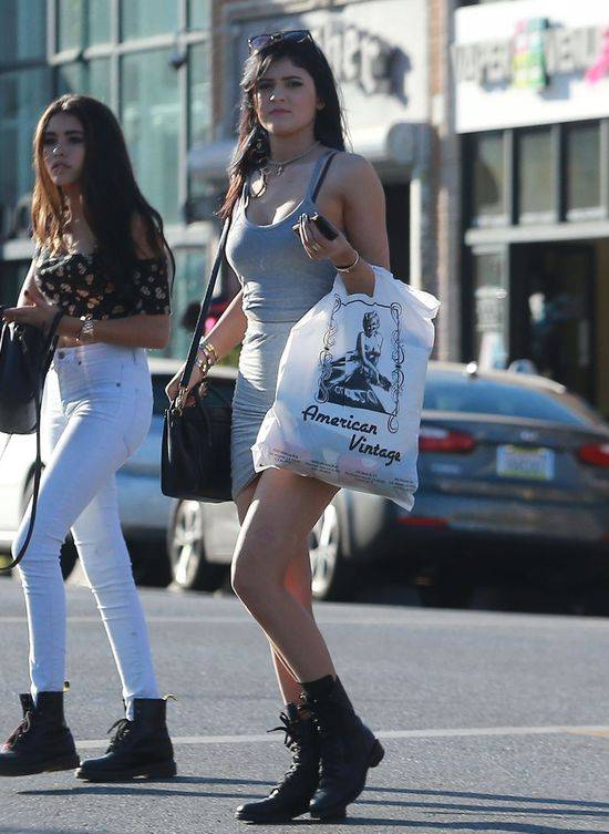 Kylie i Kendall Jenner biegną do auta