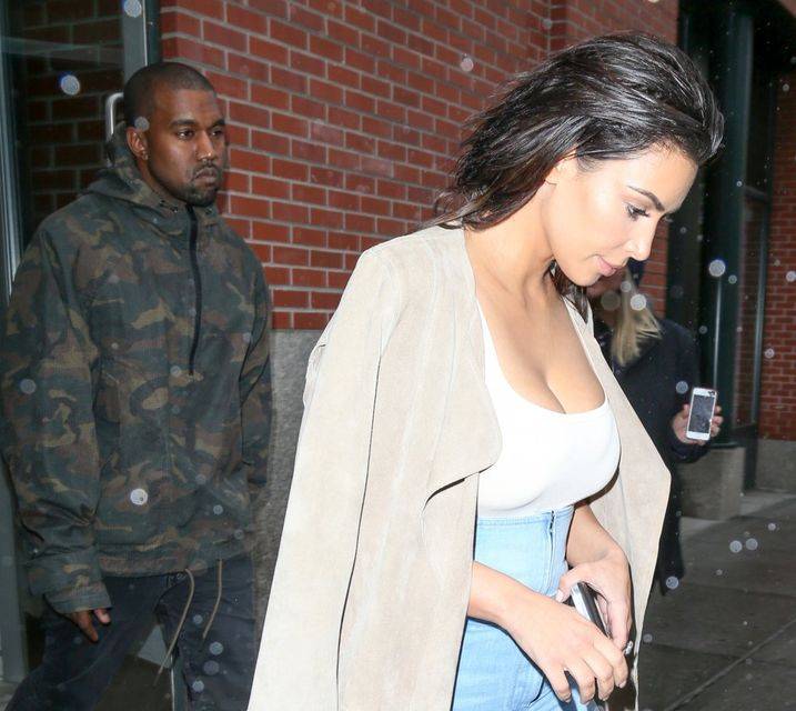 Jest tak ŹLE? Kim Kardashian pomaga KARMIĆ Kanye Westa w szpitalu