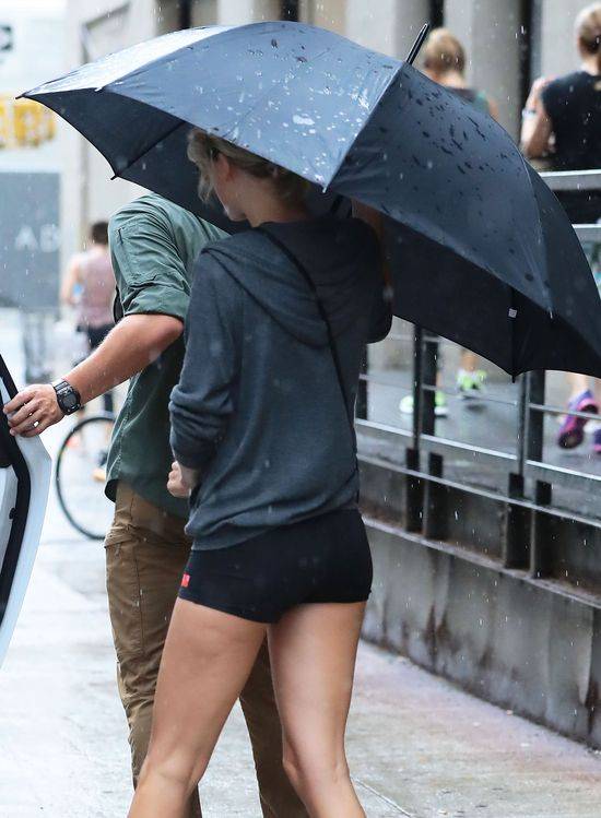 Taylor Swift przyłapana przez paparazzi. NIE POZNAŁBYŚ JEJ