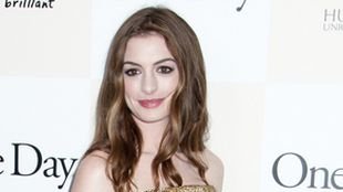 Anne Hathaway udowadnia, że blada cera też jest seksy (FOTO)