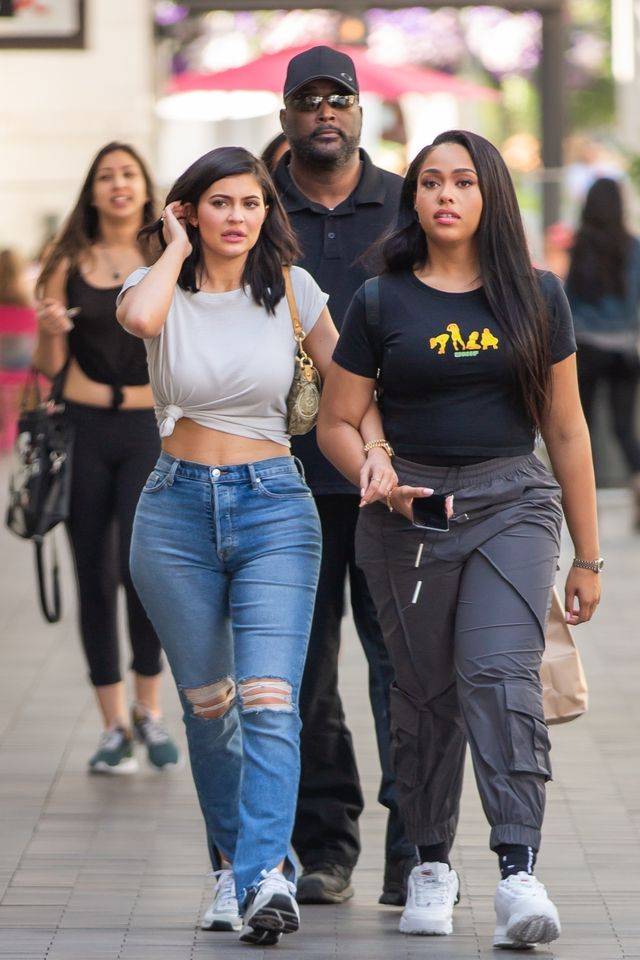 Kylie Jenner w obcisłych dżinsach i z odsłoniętym brzuchem