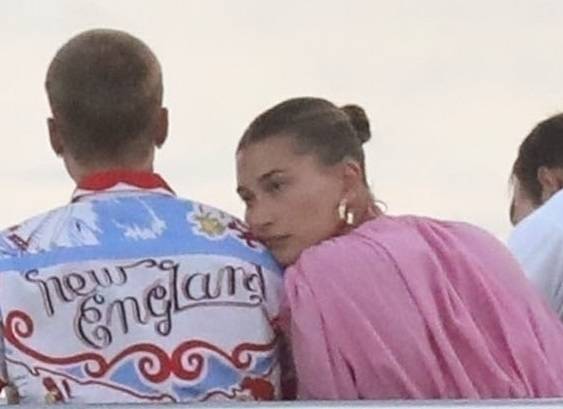 Justin i Hailey dalej wypoczywają w Grecji. Para wybrała się na romantyczną kolację