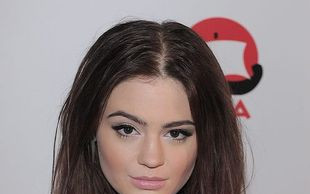 Młoda polska wokalistka zaświeciła pupą (FOTO)