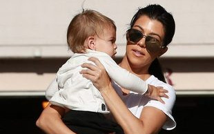Kourtney Kardashian – sexy mama w szpilkach dźwiga bobasa (FOTO)