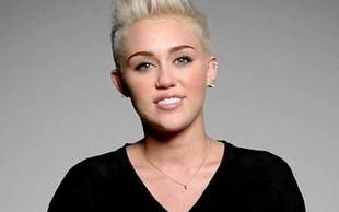 Miley Cyrus w seksownych szortach promuje wybory (FOTO)