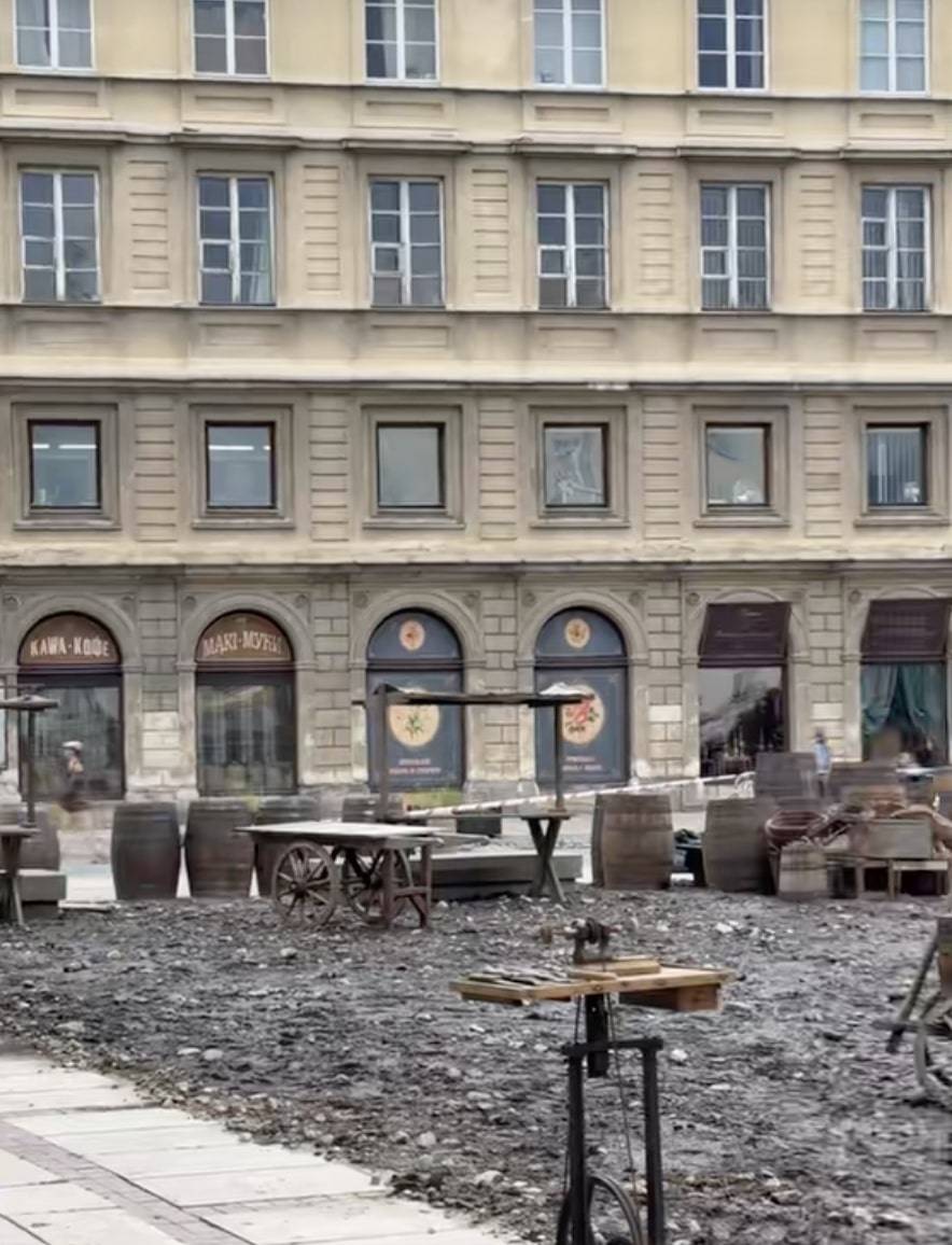 Plan “Lalki” Netflixa pobija serca przechodniów Warszawy! Piękne kostiumy, powozy i odmienione ulice (FOTO)