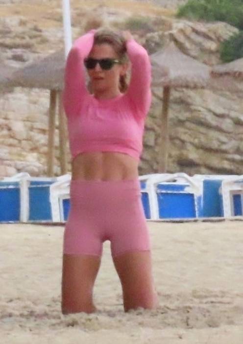 Anna Lewandowska ćwiczy na plaży, a asystentka robi jej relacje na Instagram (ZDJĘCIA)