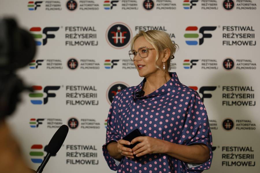 Anna Samusionek zachwyca w grochach na festiwalu