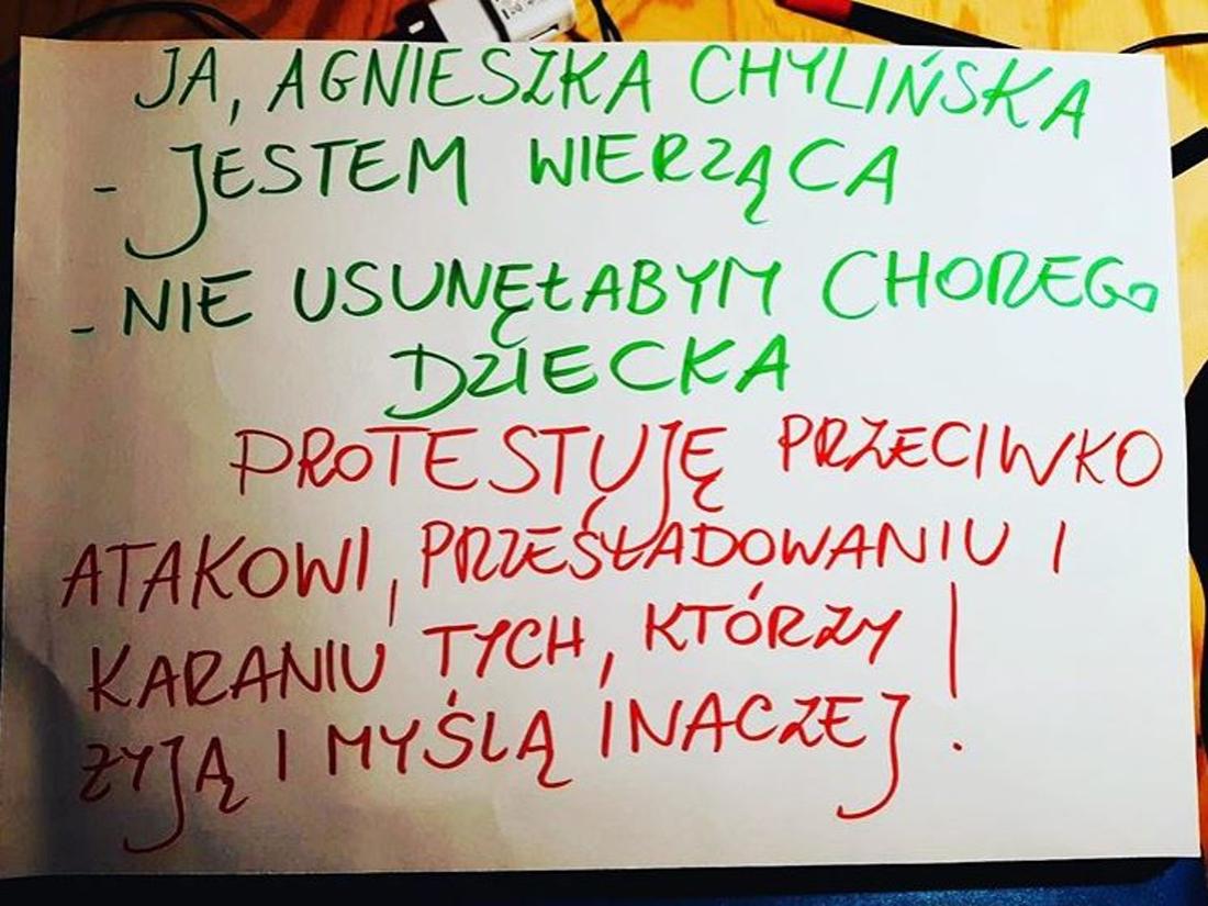 Agnieszka Chylińska zrobiła transparent nawiązując do wyroku TK.