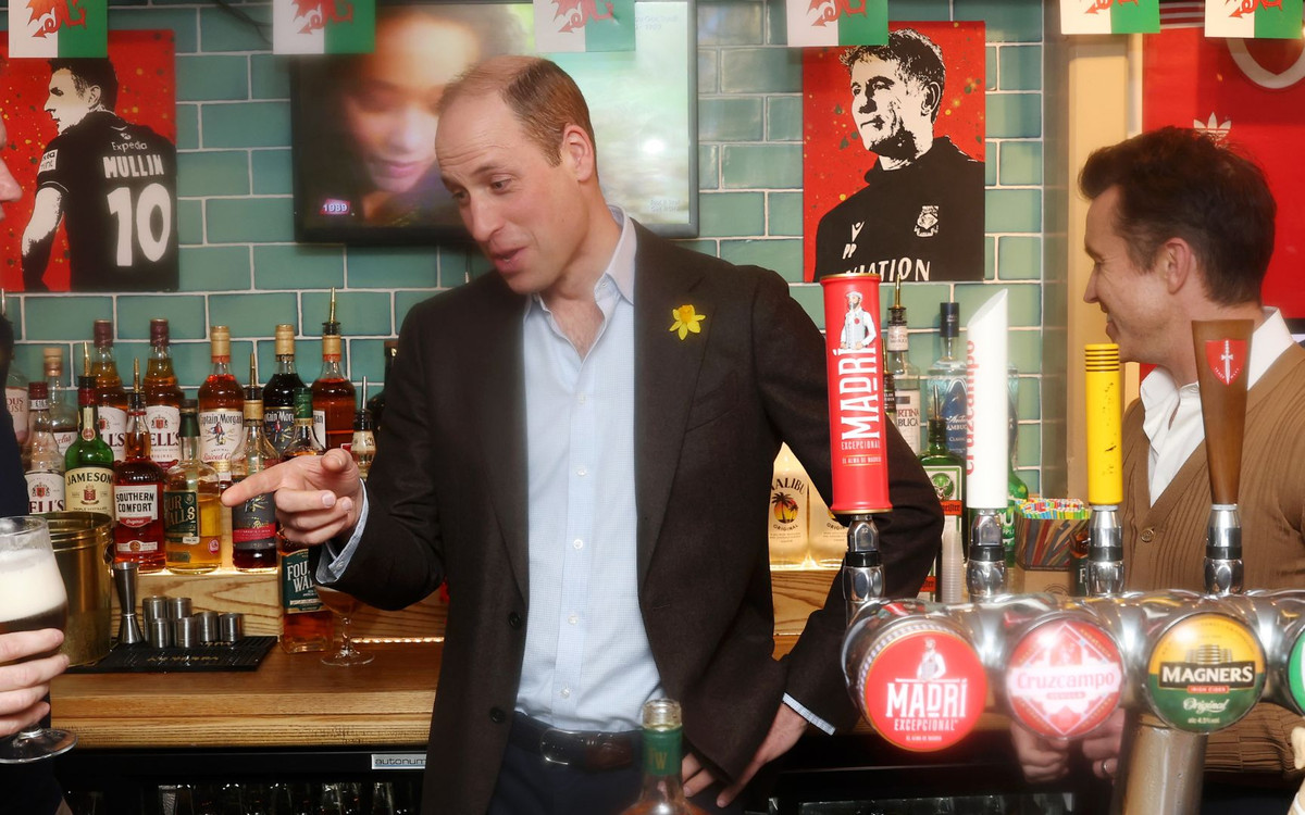 Książę William przyłapany w lokalnym pubie z teściową