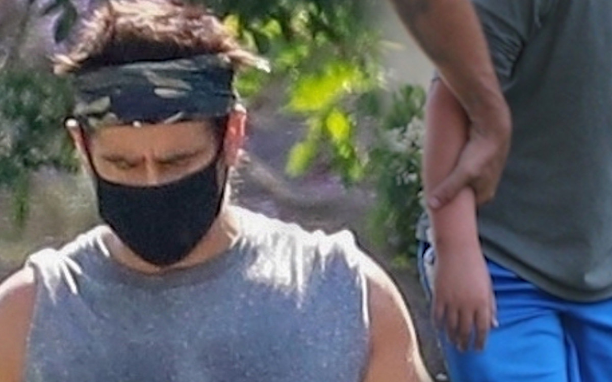 Colin Farrell z SYNEM Henrykiem na spacerze. Zabrali kolegę i psa (ZDJĘCIA)